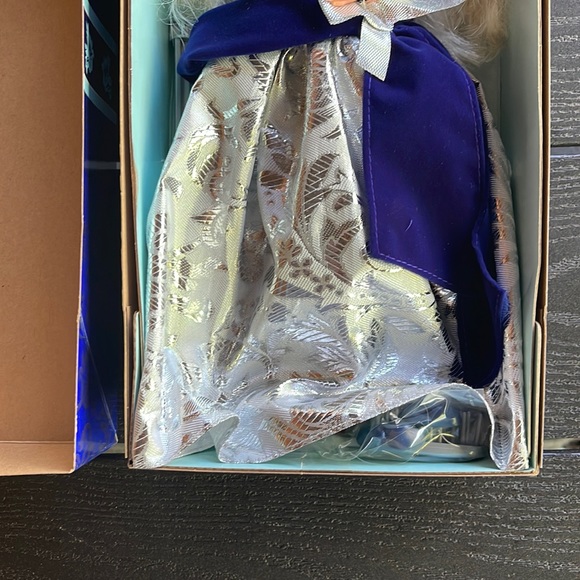 -- NRFB Vintage 1995 AVON ~ Winter Velvet Barbie Doll ❄️ - Picture 4 of 16